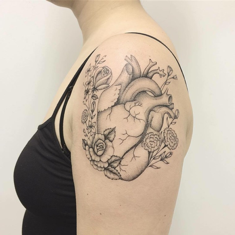 tatuaje-hombro-mujer-corazon
