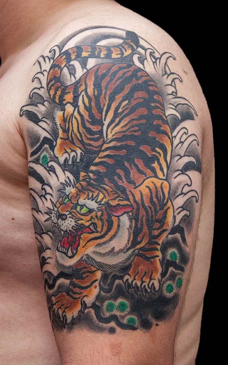 tatuaje-hombro-tigre-estilo-moderno