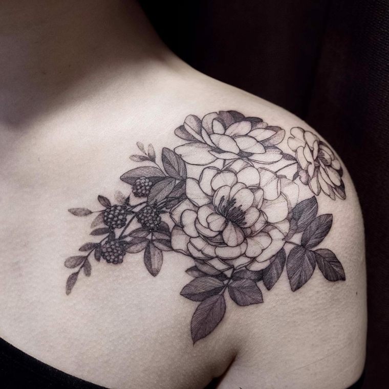 tatuaje-mujer-hombro-flores-frutos