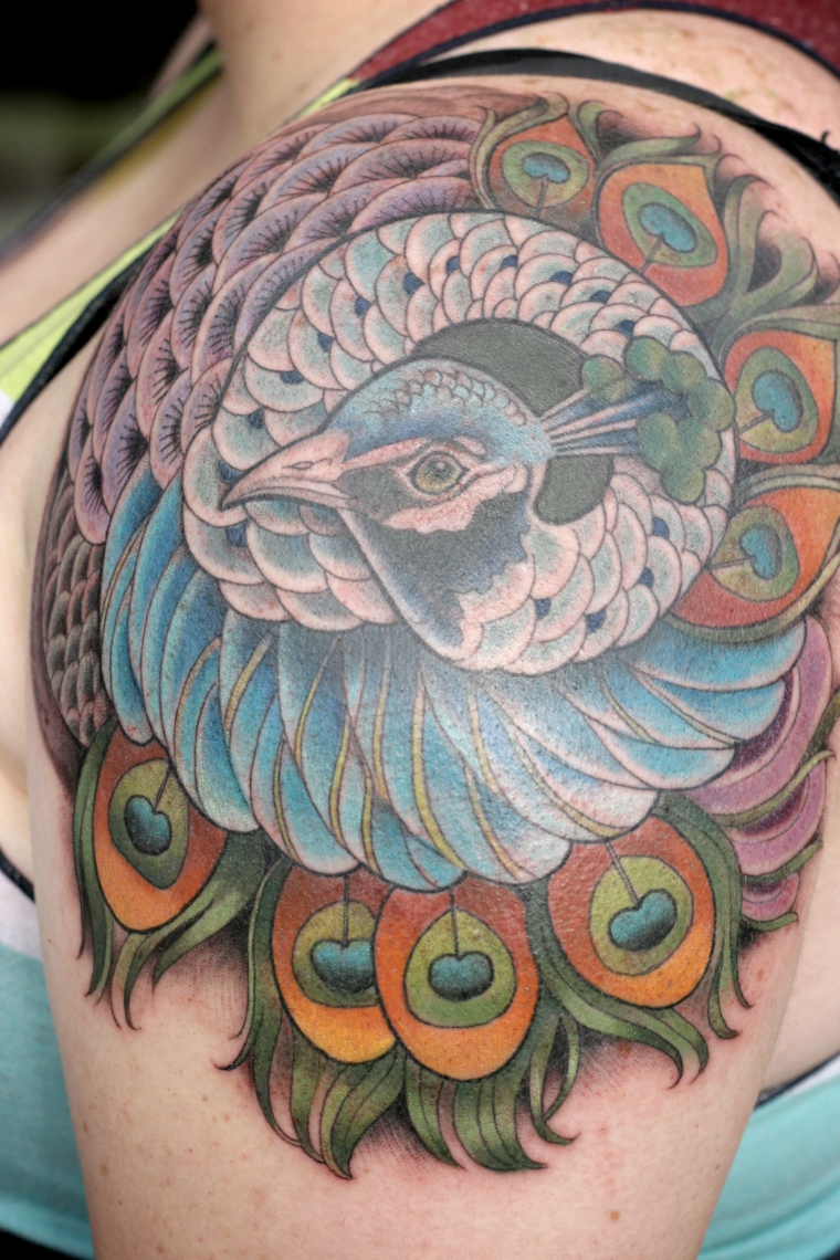 tatuaje-pajaro-hombro-colores