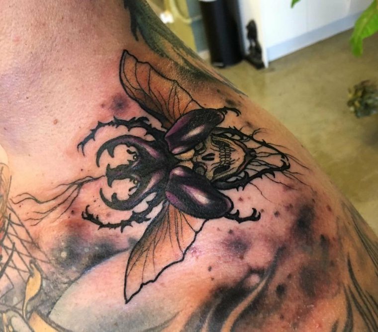 tatuajes para el hombro-escarabajo