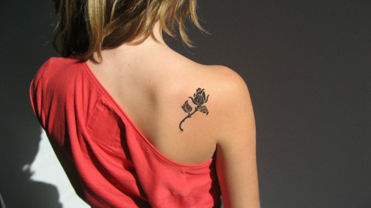 tatuajes para el hombro-ideas-rosa-pequena