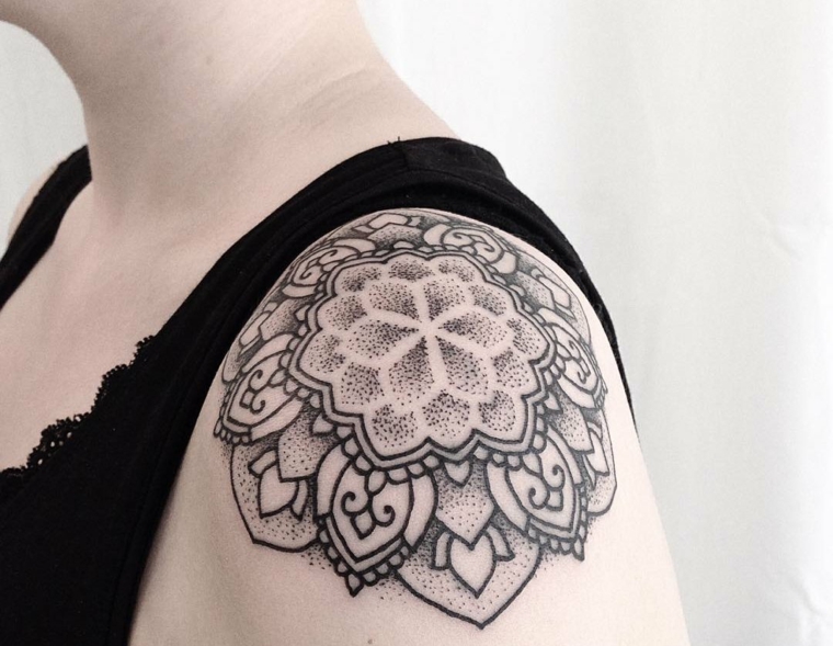 tatuajes-para-el-hombro-mandala-puntos