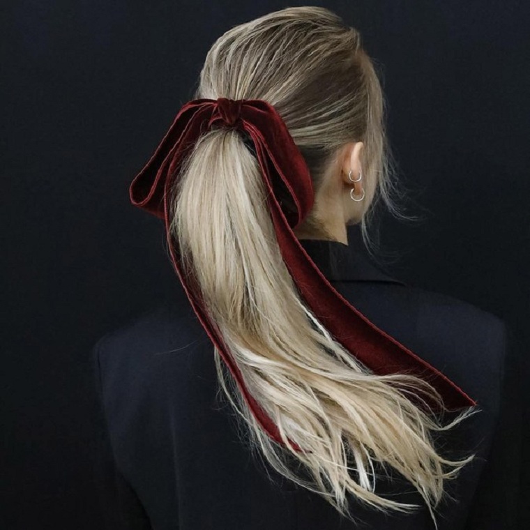 cola-caballo-alta-detalles-lazo-rojo