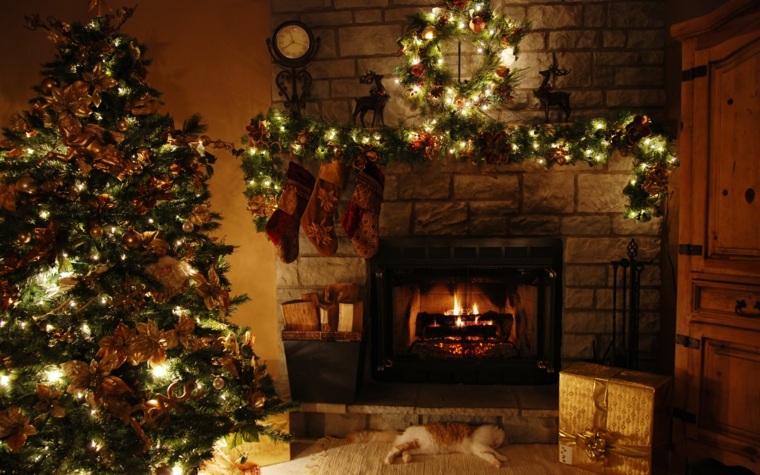 el arbol de navidad-decorando-chimenea