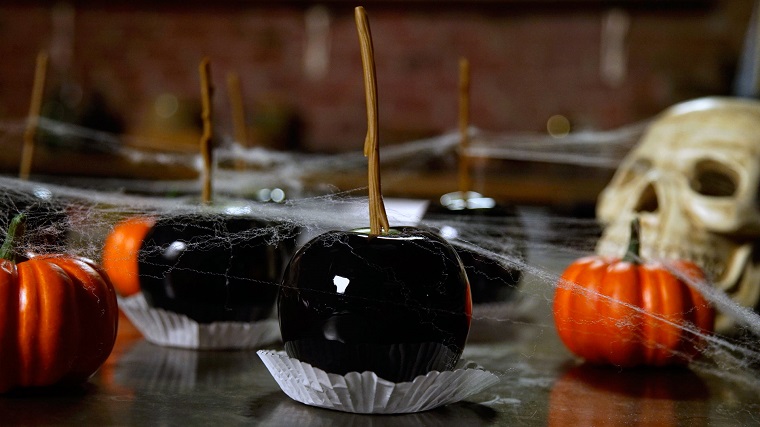 fiesta-de-halloween-manzanas-negras