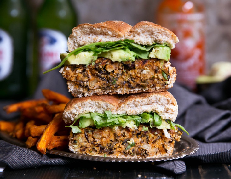 hamburguesas veganas-arroz-salvaje-batata-receta-deliciosa