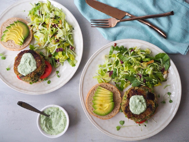 hamburguesas-veganas-berenjena-calabcin-aguacate
