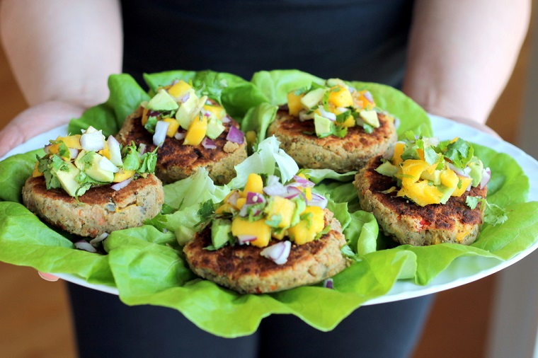 hamburguesas-veganas-lentejas-mango-aguacate