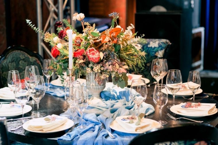 ideas-para-bodas-invierno-decoracion-mesas-combinacion-azules