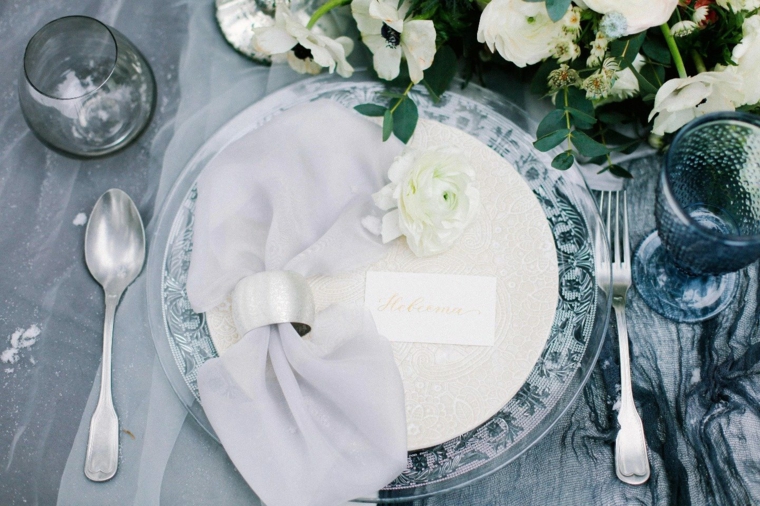 ideas-para-bodas-invierno-decoracion-platos-azul