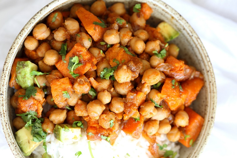recetas-veganas-faciles-guiso-patatas-dulces-guisantes