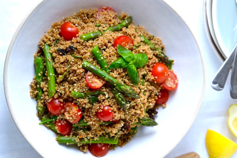 recetas-veganas-rapidas-esparragos-quinoa-ideas