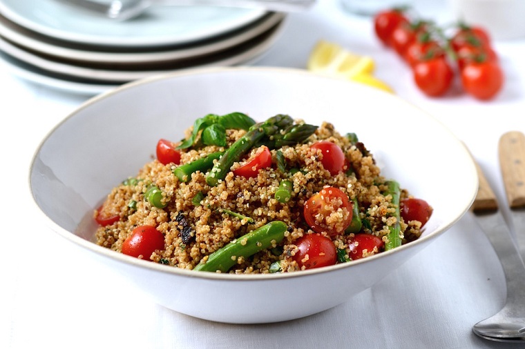 recetas-veganas-rapidas-esparragos-quinoa-opciones