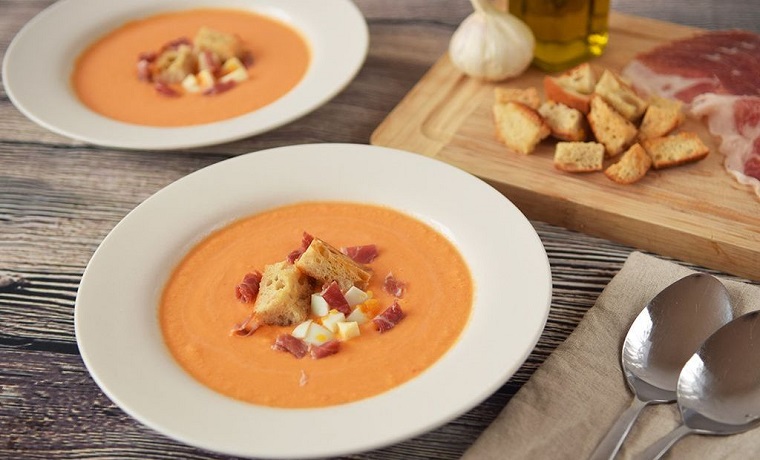 salmorejo-cordobes-panes-dentro