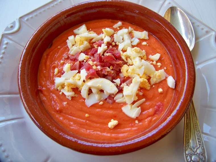 salmorejo-presentacion-tradicional-plato