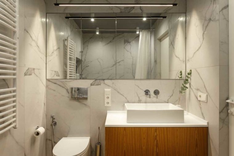 bano-marmol-madera-apartamento-moderno