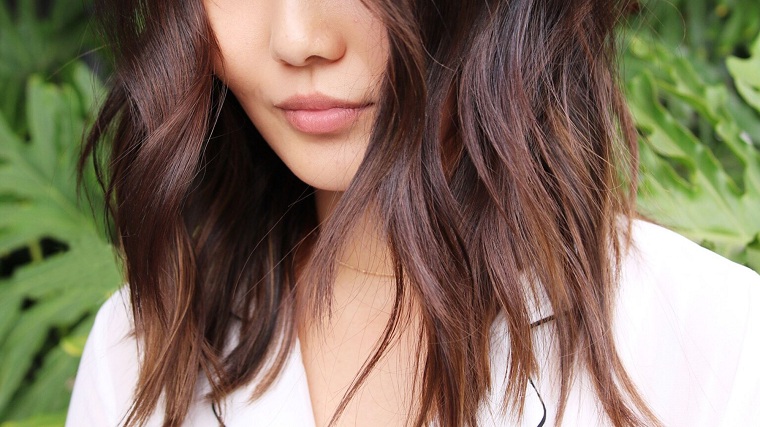 cabello-castano-corto-ondulado-mujer