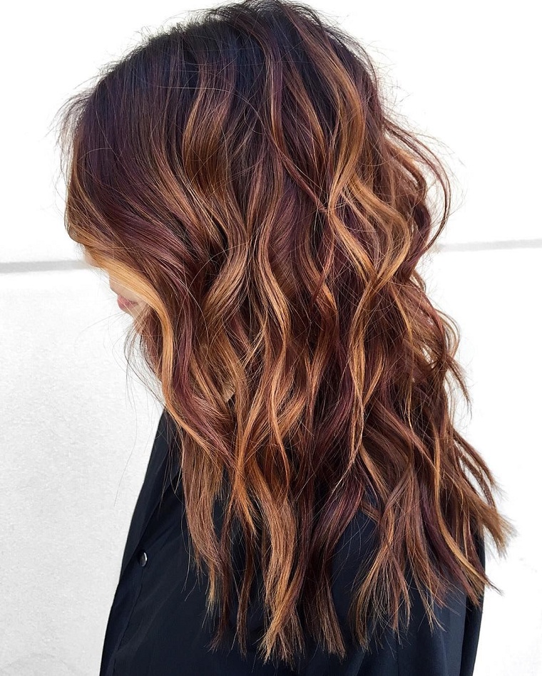 cabelo-rizado-ondulado-estilo-moderno