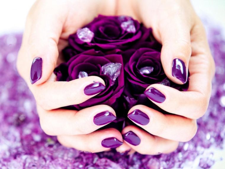 color-purpura-brillante-ideas-unas-invierno