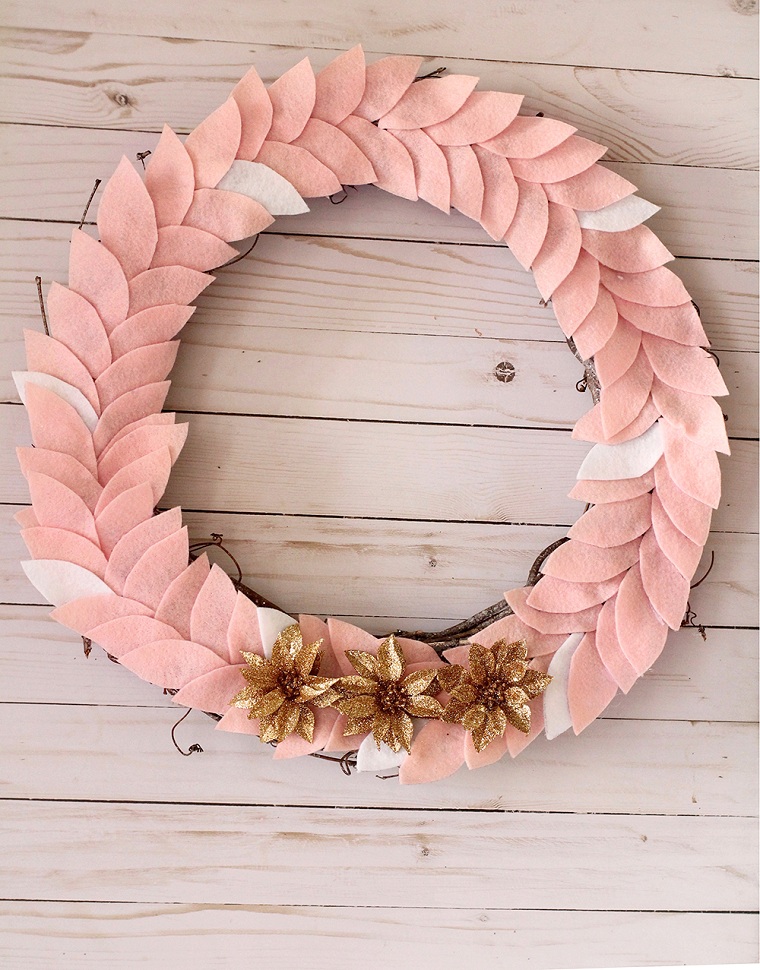 como-hacer-una-corona-de-navidad-fieltro-rosa
