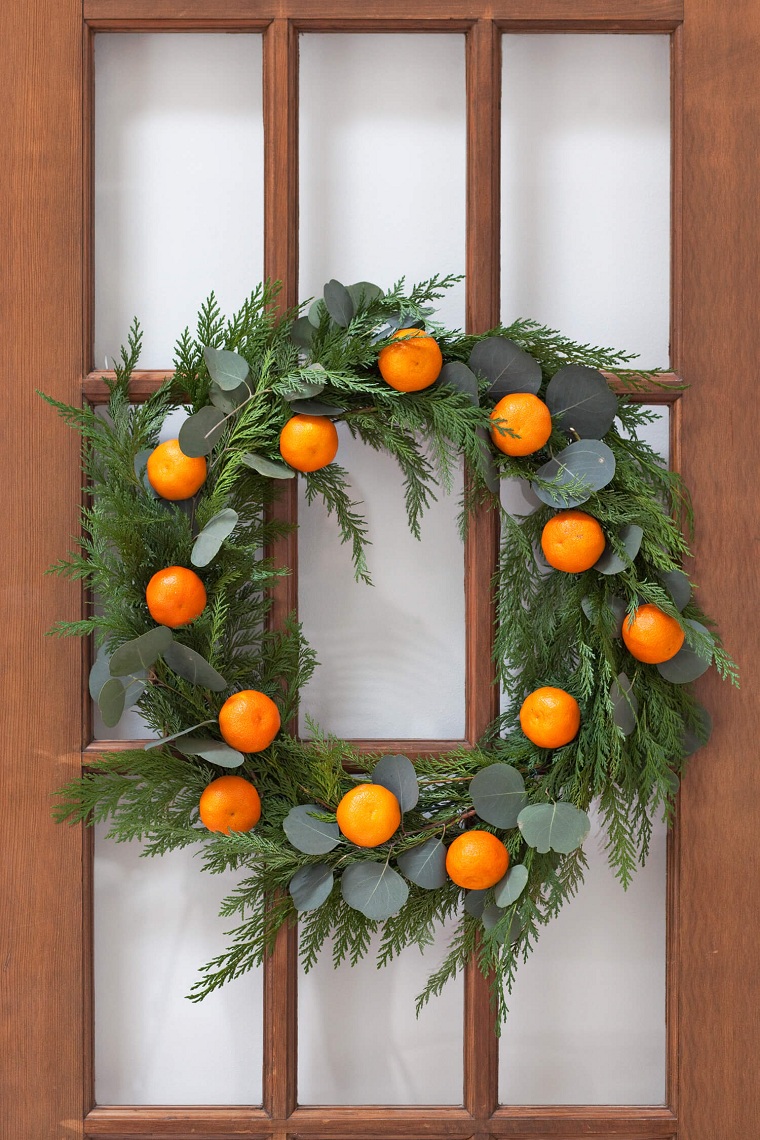 como-hacer-una-corona-de-navidad-natural-decorar-puerta