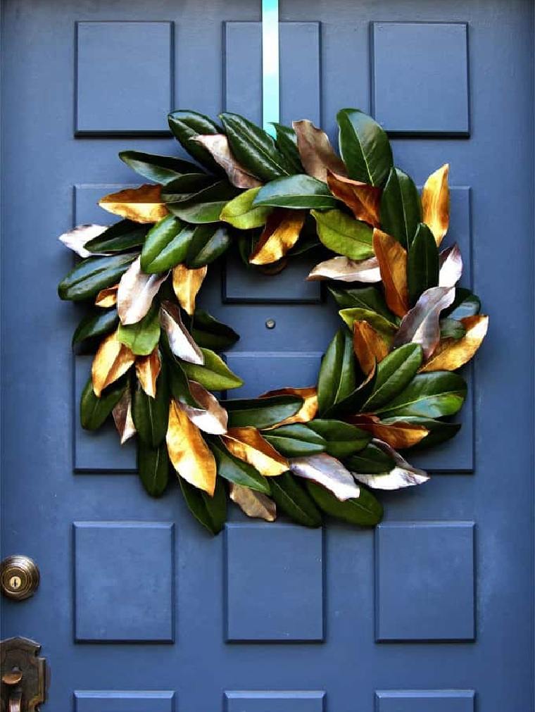 corona-navidad-diy-hojas-magnolia-pintadas-puerta