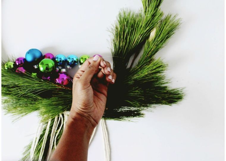 diy-corona-navidad-ideas-estilo-escandinavo-bolas-navidad-atadas