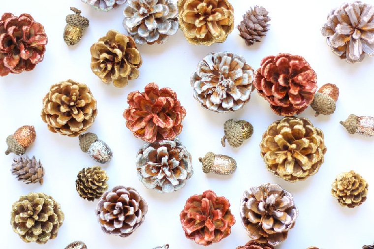 diy-corona-navidad-pinas-brillo-metalico-ideas