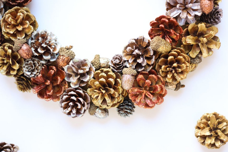 diy-corona-navidad-pinas-brillo-metalico