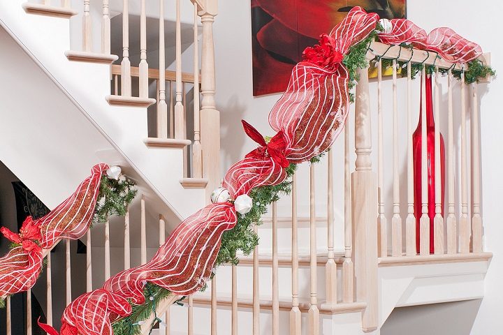 escaleras-decoradas-cintas-navideñas