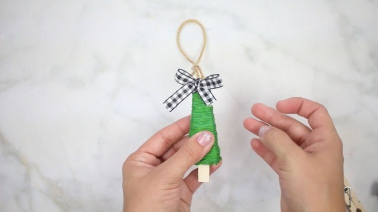 manualidades-de-navidad-faciles-de-hacer-adornos-arboles-pinzas-hilo-verde