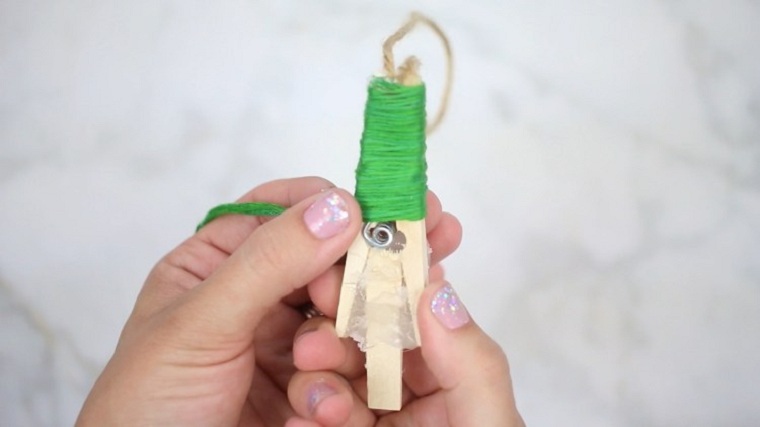 manualidades-de-navidad-faciles-de-hacer-adornos-arboles-pinzas-madera