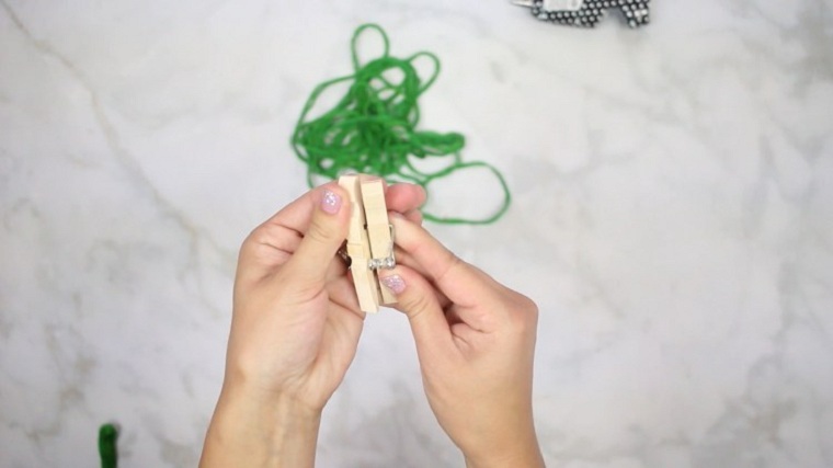 manualidades-de-navidad-faciles-de-hacer-adornos-arboles-pinzas