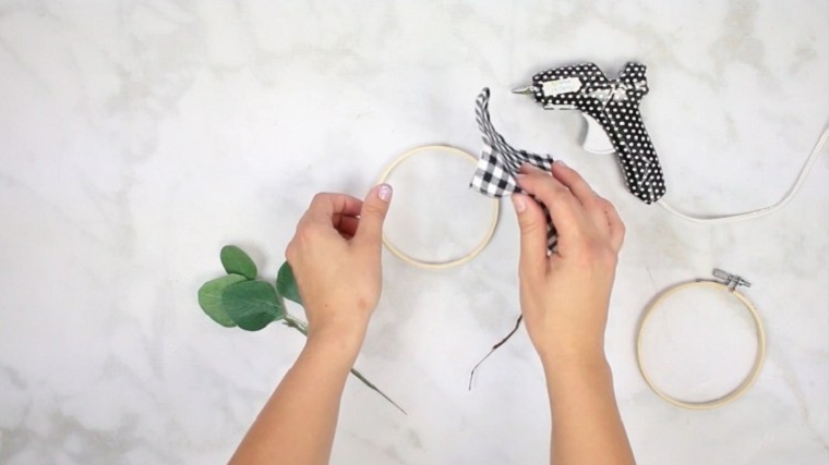 manualidades-de-navidad-faciles-de-hacer-adornos-aros-bordado-ideas