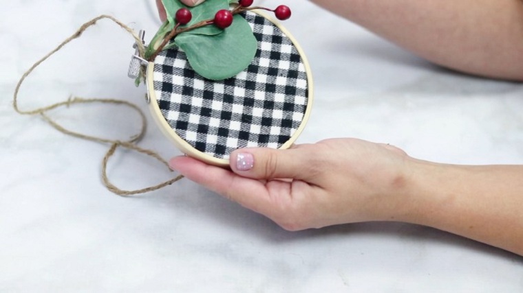 manualidades-de-navidad-faciles-de-hacer-adornos-aros-bordado-navidad