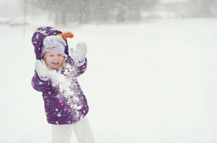 niño-jugando-con-la-nieve