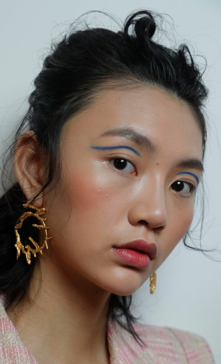 brillo-mejillas-raya-maquillaje