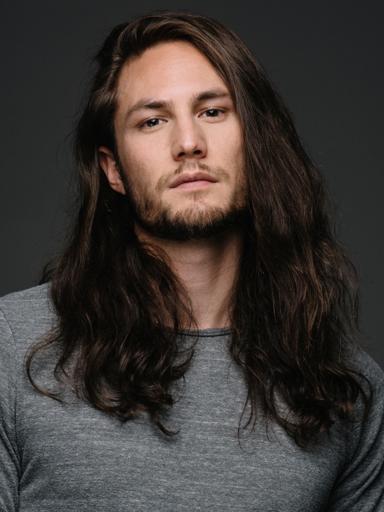 cabello-largo-liso-hombre-opciones-estilo