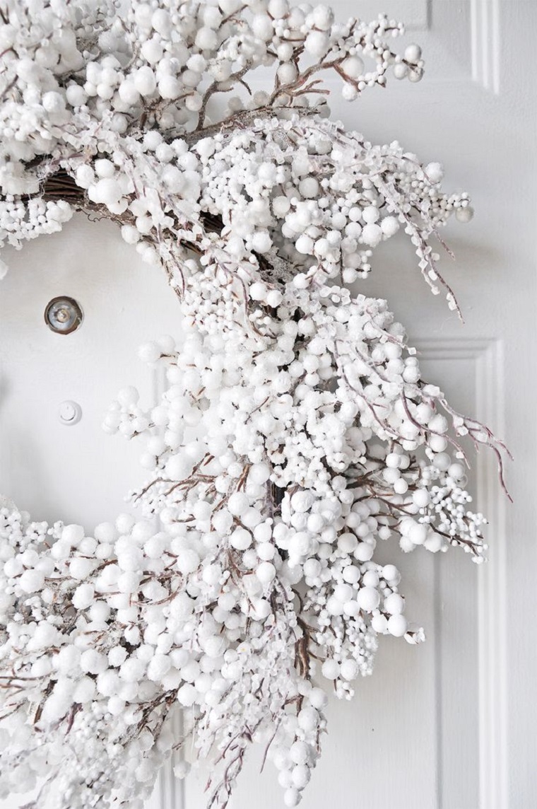 decoracoion-blanco-puerta-casa-navidad