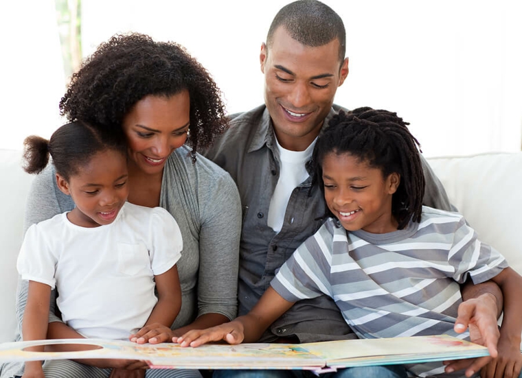 familia-leyendo-juntos