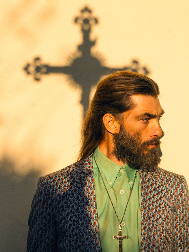 hombre-cabello-largo-estilo-masculino-opciones-moda