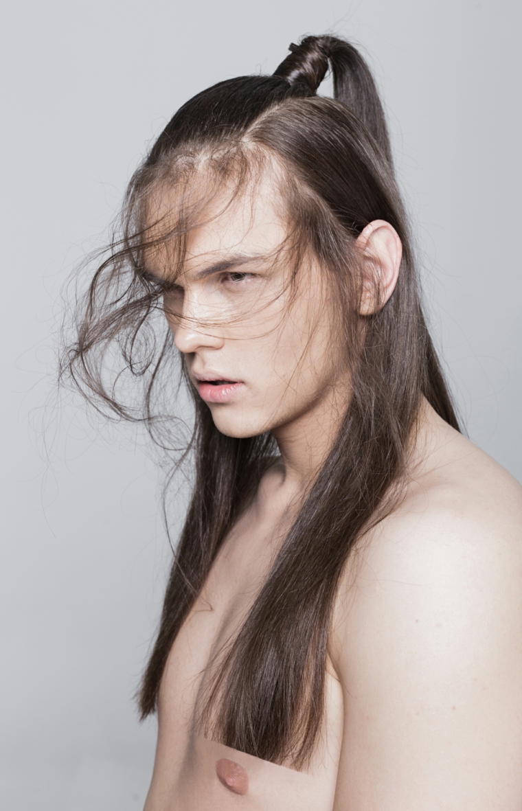 hombre-cabello-largo-liso-cola-ideas