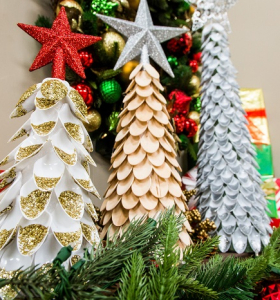Cucharas plásticas para crear increíbles árboles de Navidad económicos
