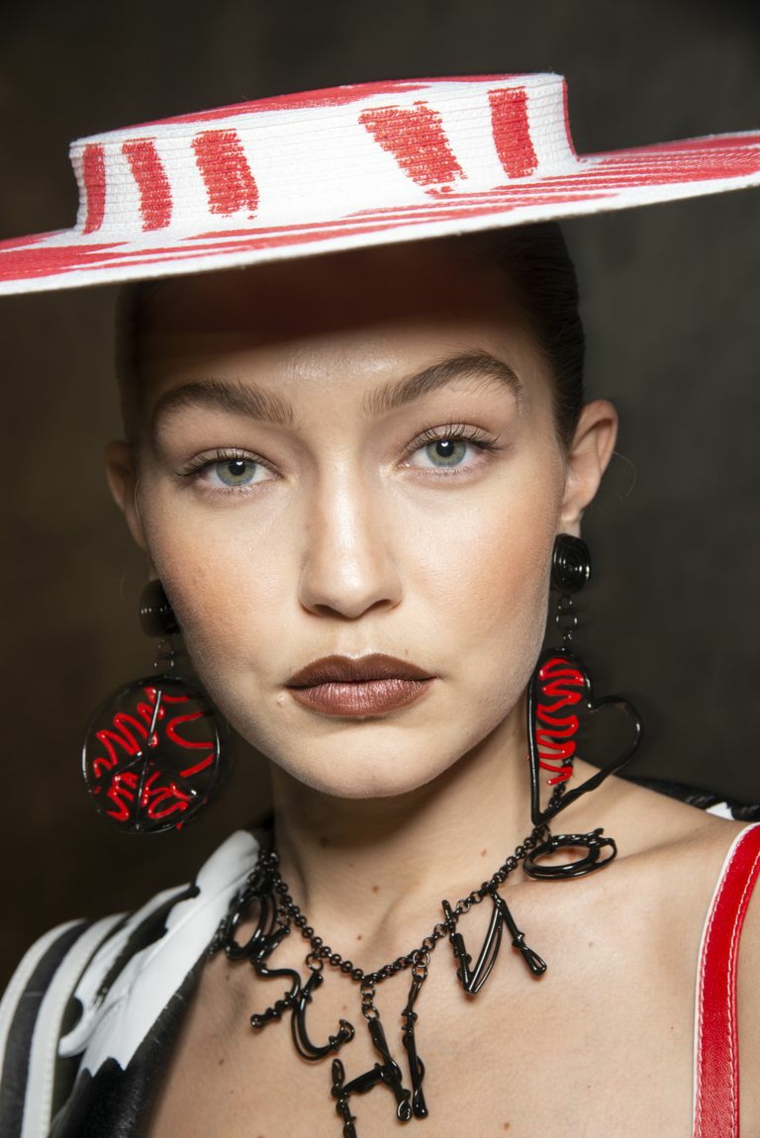 moschino-maquillaje-simple-modelo-2019