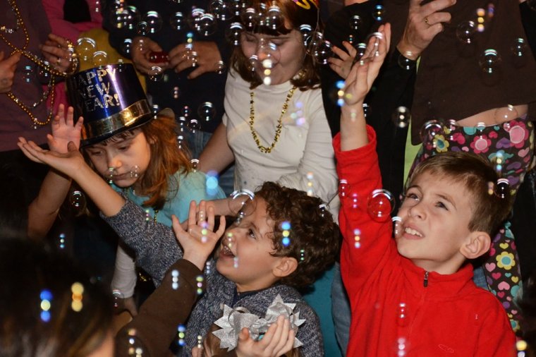 niños-celebrando-con-burbujas