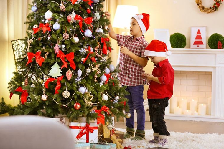 niños-decorando-árbol