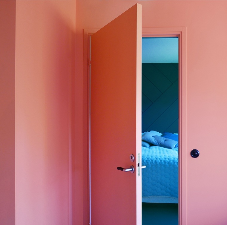 paredes-puerta-color-coral-diseno-interior
