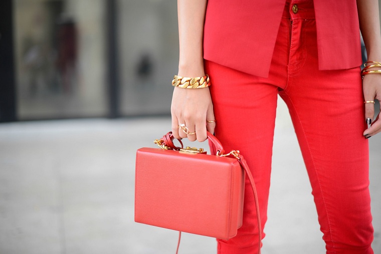 tendencias de moda-color-coral-estilo-bolso