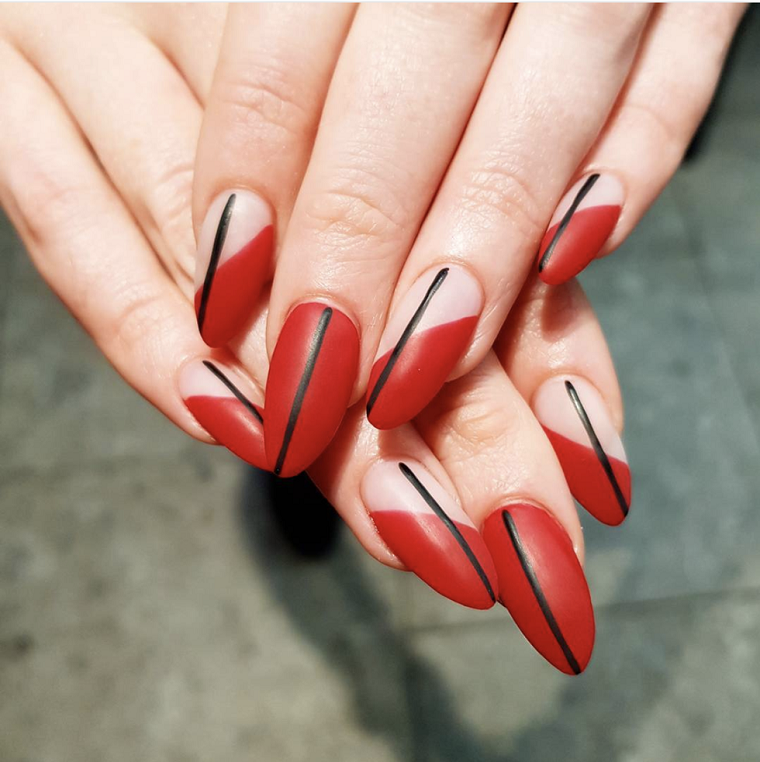 unas-decoradas-diseno-geometrico-estilo-rojo